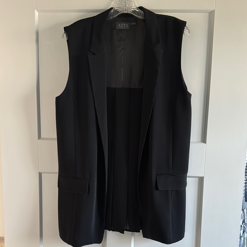 ASTR Women's Black Sleeveless Jacket